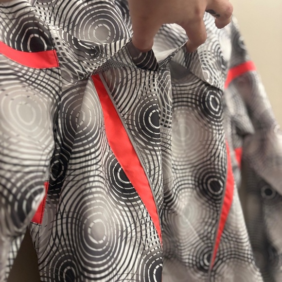Saucony Black & White Circular Print Running Jacket w Coral Accents – Size Small - Picture 14 of 15